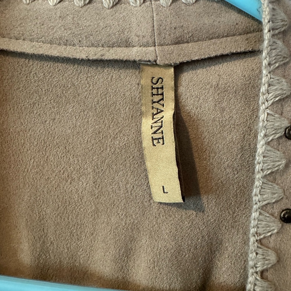SHYANNE WOMEN'S FAUX SUEDE WHIPSTITCH FRINGE VEST - Picture 3 of 6